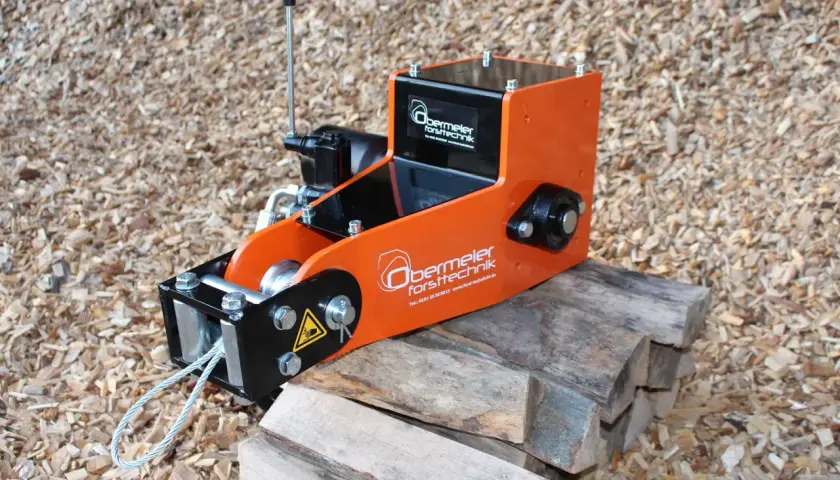 Kompakte Seilwinde für den Traktor, die über die Zapfwelle angetrieben wird. Ideal für Forsttechnik-Aufgaben.