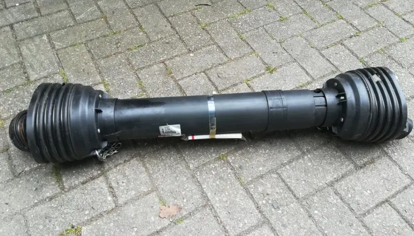 Eine Bondioli Gelenkwelle, bereit für den Einsatz auf dem Feld.