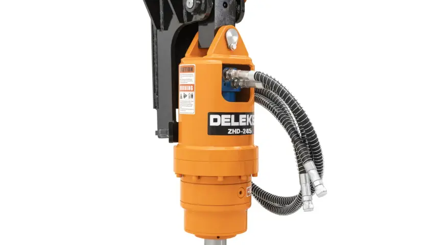 Orange hydraulik erdbohrer von Delek mit zwei Schläuchen.