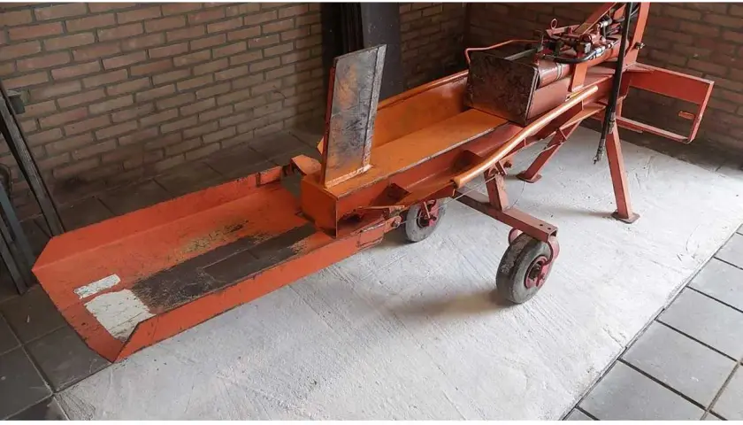 Ein robuster BGU Holzspalter, bereit für den Einsatz.