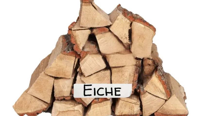 Stapel aus dichtem Eichenholz, bereit für ein warmes Feuer.