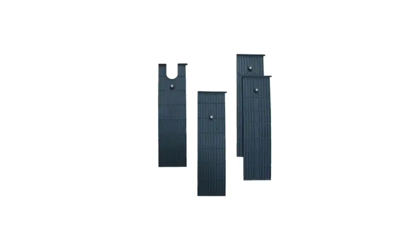 Vier schwarze Gleitplatten für einen Güde Holzspalter, bereit zum Wechseln.