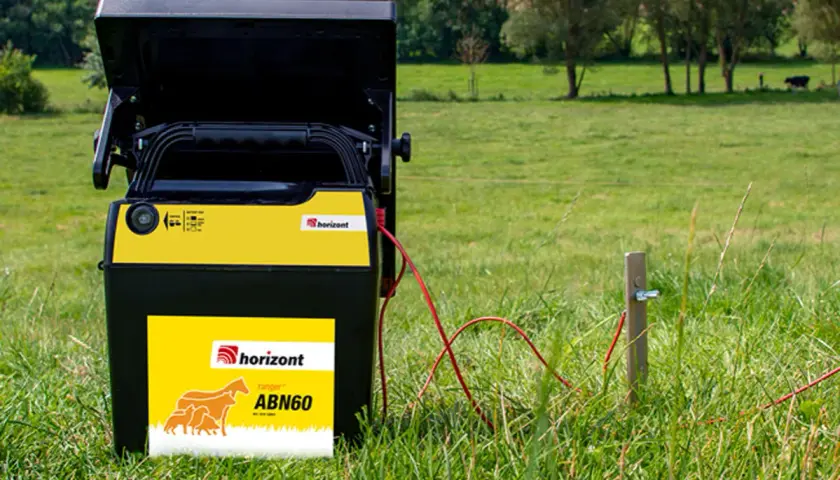Ein Horizont Weidezaungerät steht im Gras, bereit, die Tiere auf der saftigen Weide sicher zu halten.