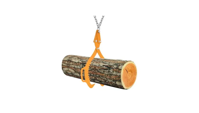 Eine orangefarbene Verladezange greift einen Baumstamm. Die Zange ist an einer Kette befestigt, die nach oben führt.