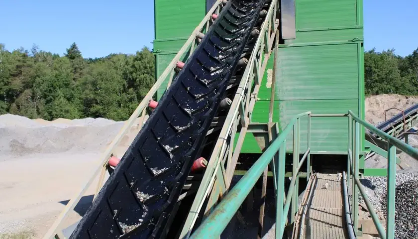 Ein Förderband wird in einer Kiesgrube eingestellt, um Material zu transportieren.