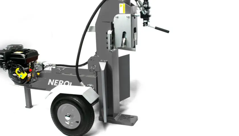 Ein robuster Holzspalter mit 25 Tonnen Spaltkraft, angetrieben von einem Benzinmotor, bereit für den Einsatz im Garten.