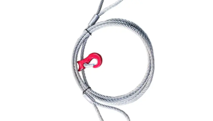 Ein robustes Stahlseil mit einem roten Haken, bereit für schwere Lasten. Dieses chokerseil ist ein unverzichtbares Werkzeug für sicheres Heben und Ziehen.