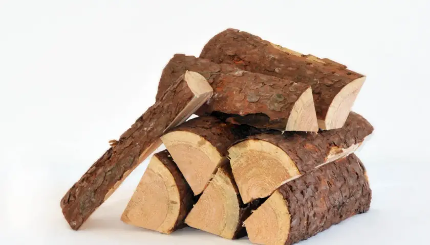 Stapel gespaltenes Fichtenholz, bereit zum Fichtenholz verbrennen. Die Rinde ist rau, das Holz innen hell.