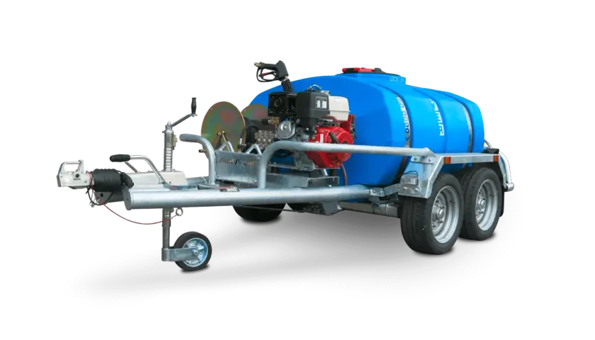 Ein mobiler Hochdruckreiniger Anhänger mit großem blauen Wassertank und leistungsstarkem Motor für professionelle Reinigungsarbeiten.