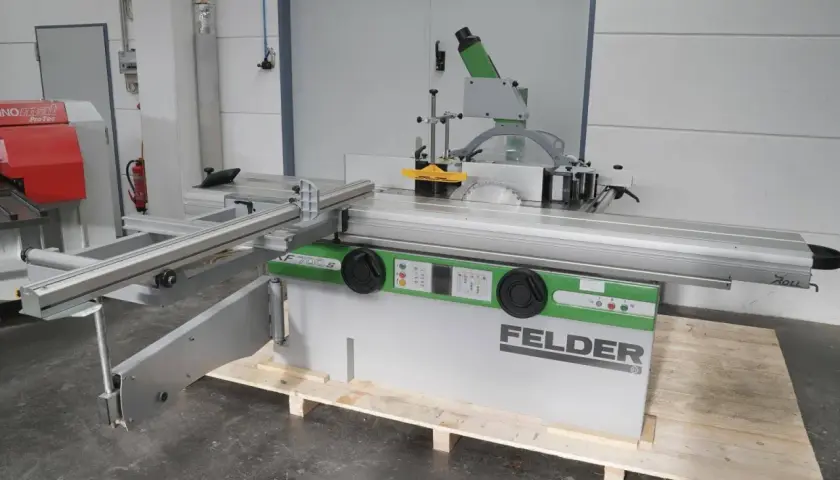 Felder Formatkreissäge mit großem Sägeblatt und Schiebeschlitten auf einer Holzpalette.