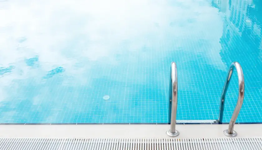 Ein Frame Pool mit glitzerndem Wasser und einer Leiter lädt zum Schwimmen ein.