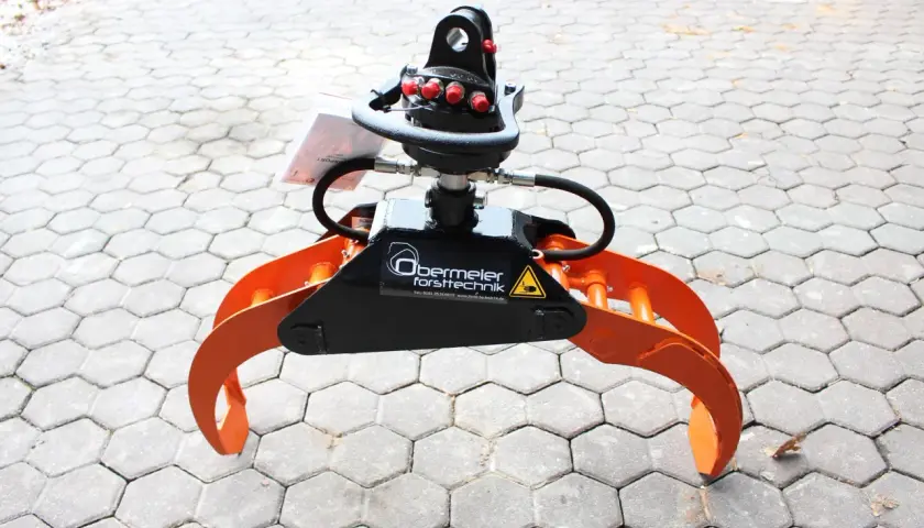 Forstkran-Greifer mit 1T Rotator, bereit für den Einsatz im Wald.