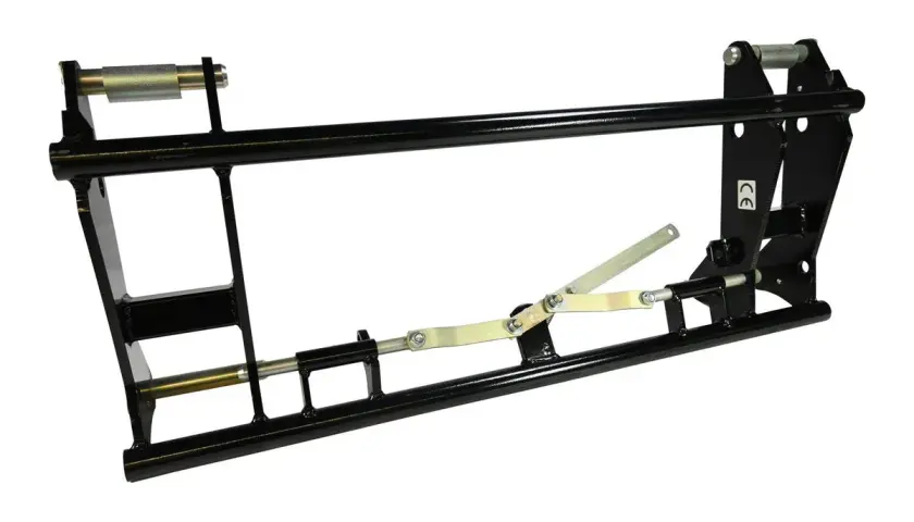 Schwarzer Schnellwechselrahmen für Frontlader mit robuster Stahlkonstruktion und Verriegelungsmechanismus.