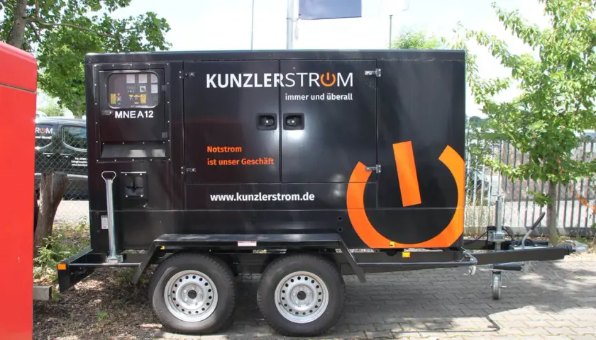 Schwarzer Aggregat Anhänger von KUNZLERSTROM, bereit für Notstrom überall.