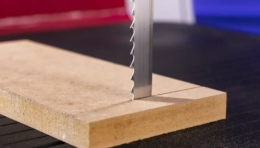 Scharfe Bandsägeblätter für Brennholz schneiden präzise durch Holz.