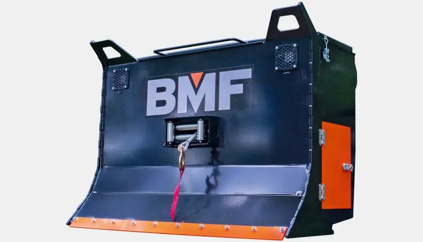 Schwarze Forstkiste für Seilwinde mit BMF-Logo und orangefarbener Klappe. Robust und bereit für den Einsatz im Wald.