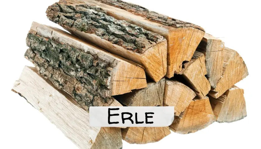 Ein Stapel gespaltenes Brennholz, gekennzeichnet als "Erle". Dieses Holz ist erle gutes Brennholz für gemütliche Abende.