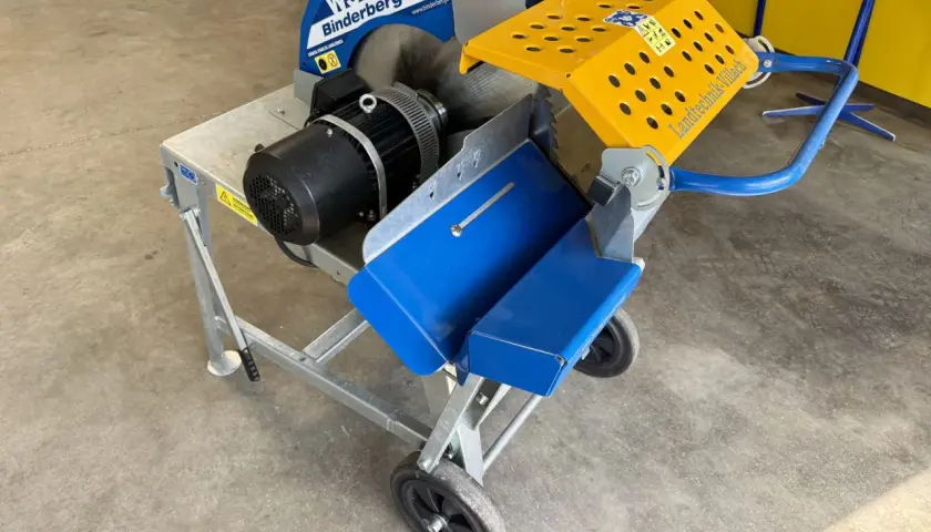 Binderberger WS700 scheifele wippsäge mit blauem und gelbem Schutzblech, bereit für den Holzschnitteinsatz.