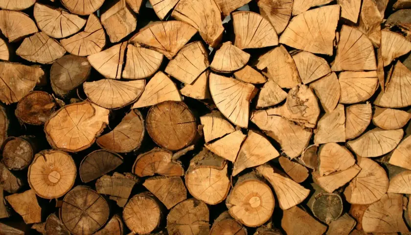 Stapel gespaltenes Brennholz, hauptsächlich Esche. Der Nachteil von Esche als Brennholz ist, dass es langsam trocknet, aber gut brennt.