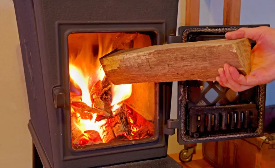 Welches Holz nicht in den Kamin darf - Heizen Sie richtig?