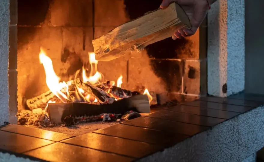 Brennholz brennt nicht? 5 Fehler & Lösungen für Ihr Feuer