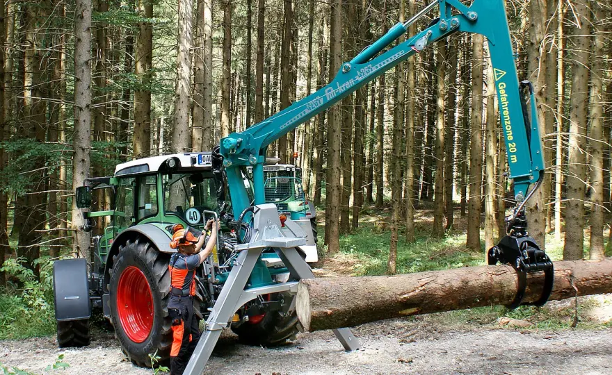 Forstkran-Drehwerk & Winde - Präzision im Wald meistern