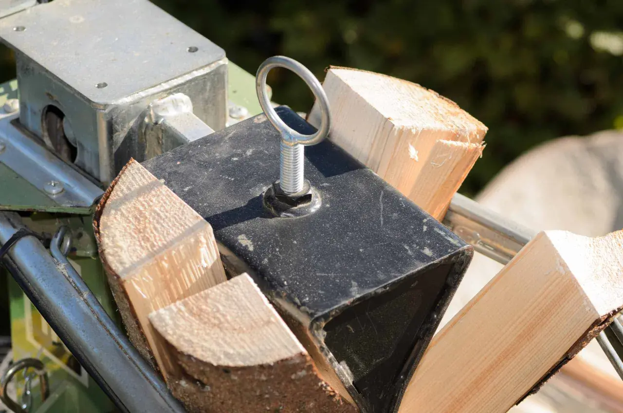 Holzspalter Zubehör: Ein Metallrahmen mit Holzstücken, bereit zum Spalten.