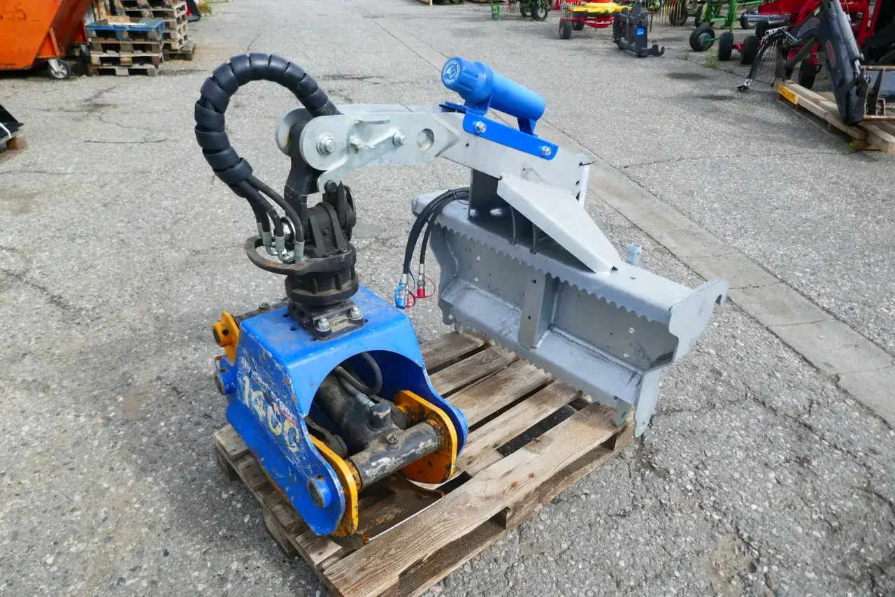 Robuste Binderberger Rückezange mit hydraulischem Greifarm, bereit für den Holzeinsatz.