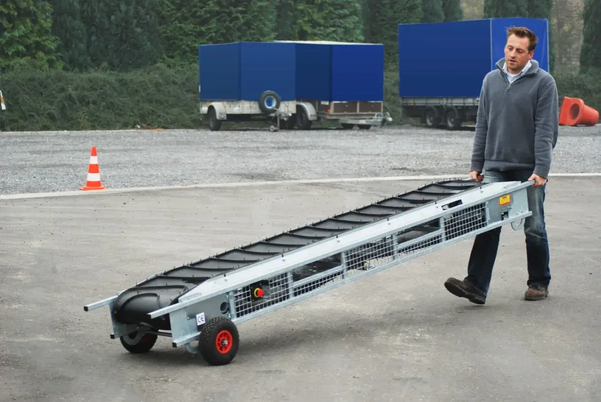 Mann trägt ein 3 Meter langes Förderband, bereit für den Einsatz.