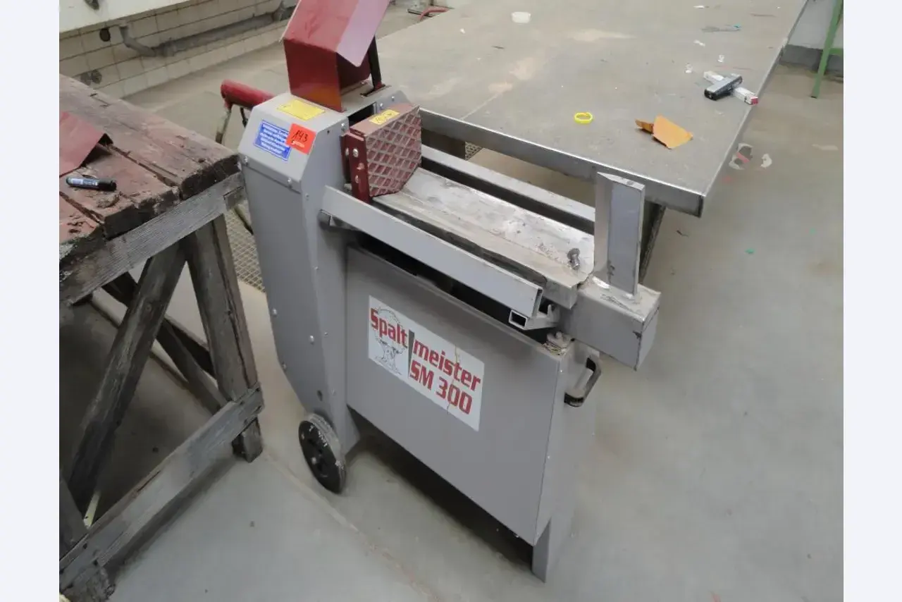 Der Spaltmeister SM 300, ein robustes Holzspaltgerät, steht bereit für seine nächste Aufgabe.
