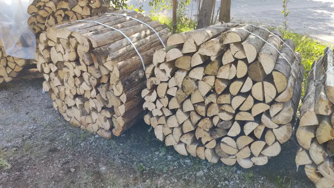 Gestapeltes Brennholz, bereit für den Winter. Kastanienholz hat einen hohen Brennwert und sorgt für wohlige Wärme.