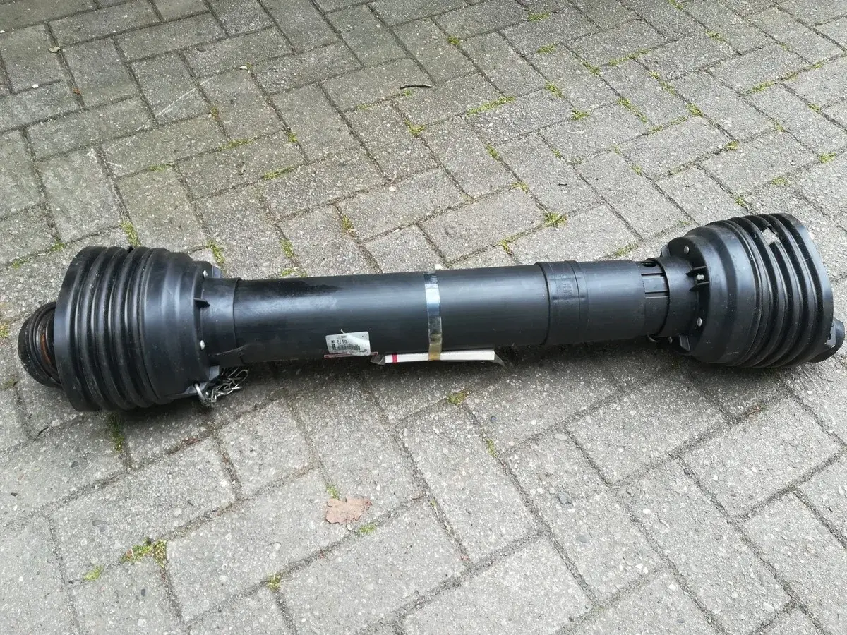 Eine Bondioli Gelenkwelle, bereit für den Einsatz auf dem Feld.