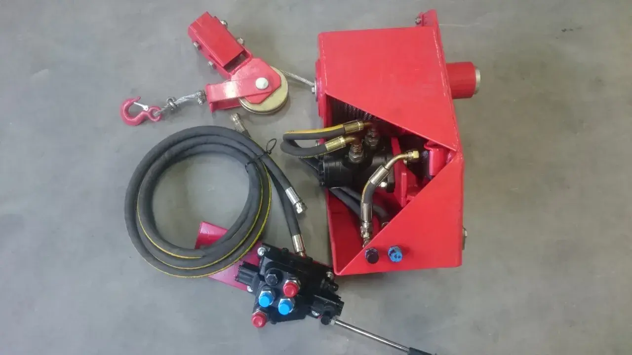 Rote bgu Rückezange mit Hydrauliksteuerung, Seilwinde und Schlauch.