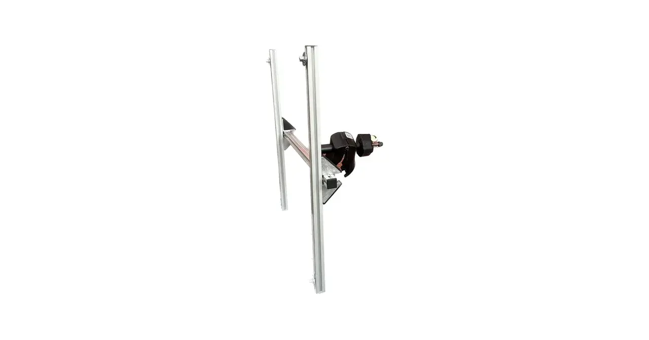 Robuste Warnafel Halterung aus Aluminiumprofilen mit schwarzem Klemmmechanismus. Sicher und stabil für jede Anwendung.