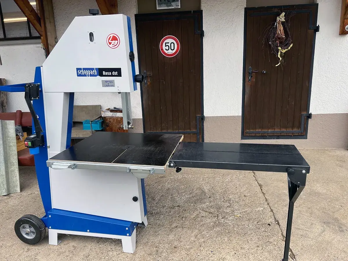 Scheppach Bandsäge Basa dst gebraucht, ideal für Holzarbeiten. Mit ausklappbarem Tisch und Zapfwelle für zusätzliche Flexibilität.