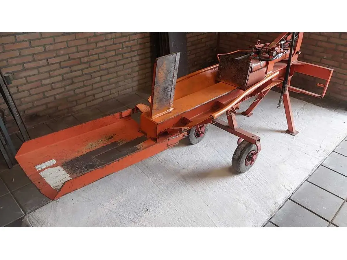 Ein robuster BGU Holzspalter, bereit für den Einsatz.