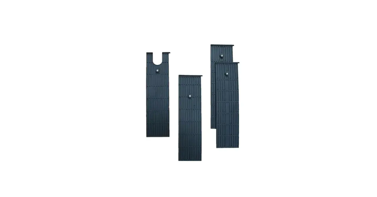 Vier schwarze Gleitplatten für einen Güde Holzspalter, bereit zum Wechseln.