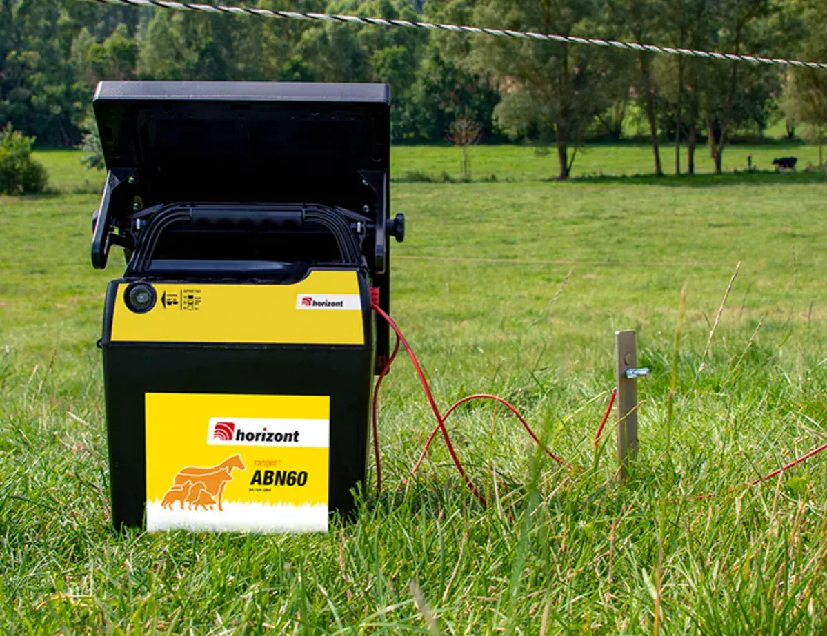 Ein Horizont Weidezaungerät steht im Gras, bereit, die Tiere auf der saftigen Weide sicher zu halten.