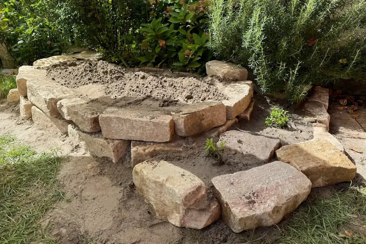 Beim Sandarium bauen werden grobe Steine zu einem Beet aufgeschichtet, das mit Sand gefüllt wird.