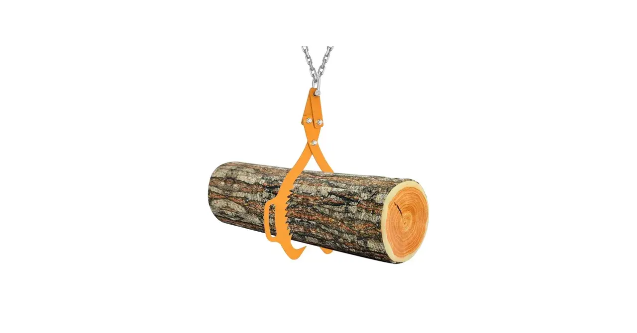 Eine orangefarbene Verladezange greift einen Baumstamm. Die Zange ist an einer Kette befestigt, die nach oben führt.