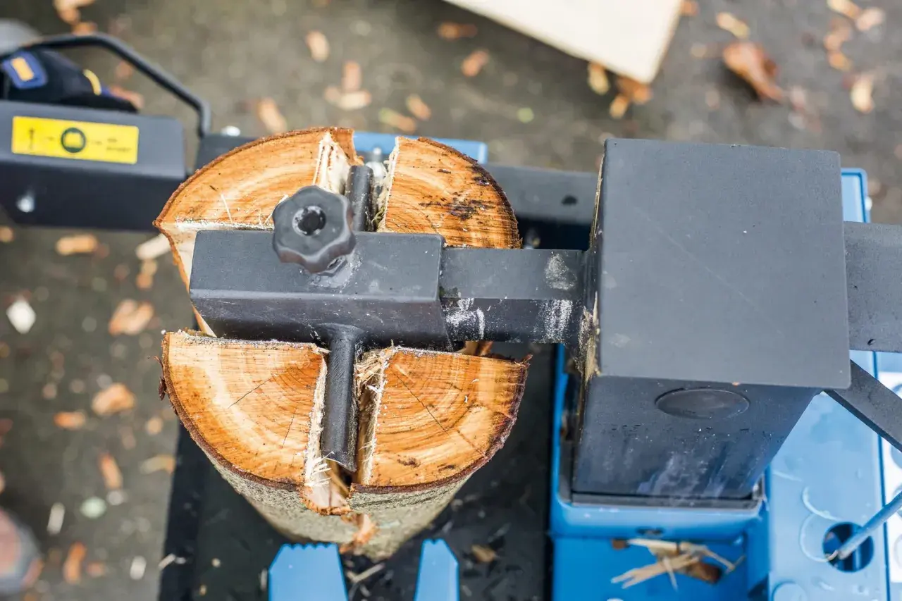 Holzspalter von Bayerwald Maschinen spaltet einen Holzstamm.