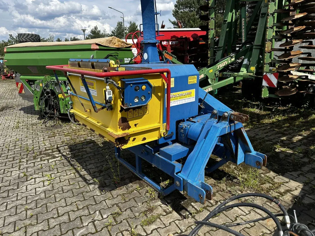 BGU KSA 370: Gelber und blauer landwirtschaftlicher Anhänger mit Hydraulikanschlüssen, bereit für den Einsatz.