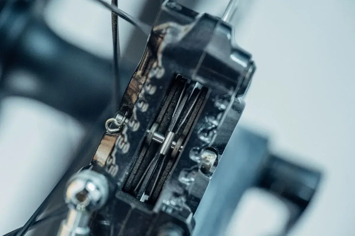 Detailaufnahme einer mechanischen Seilwinde Bremse einstellen. Die Bremsbeläge sind nah am Rad.