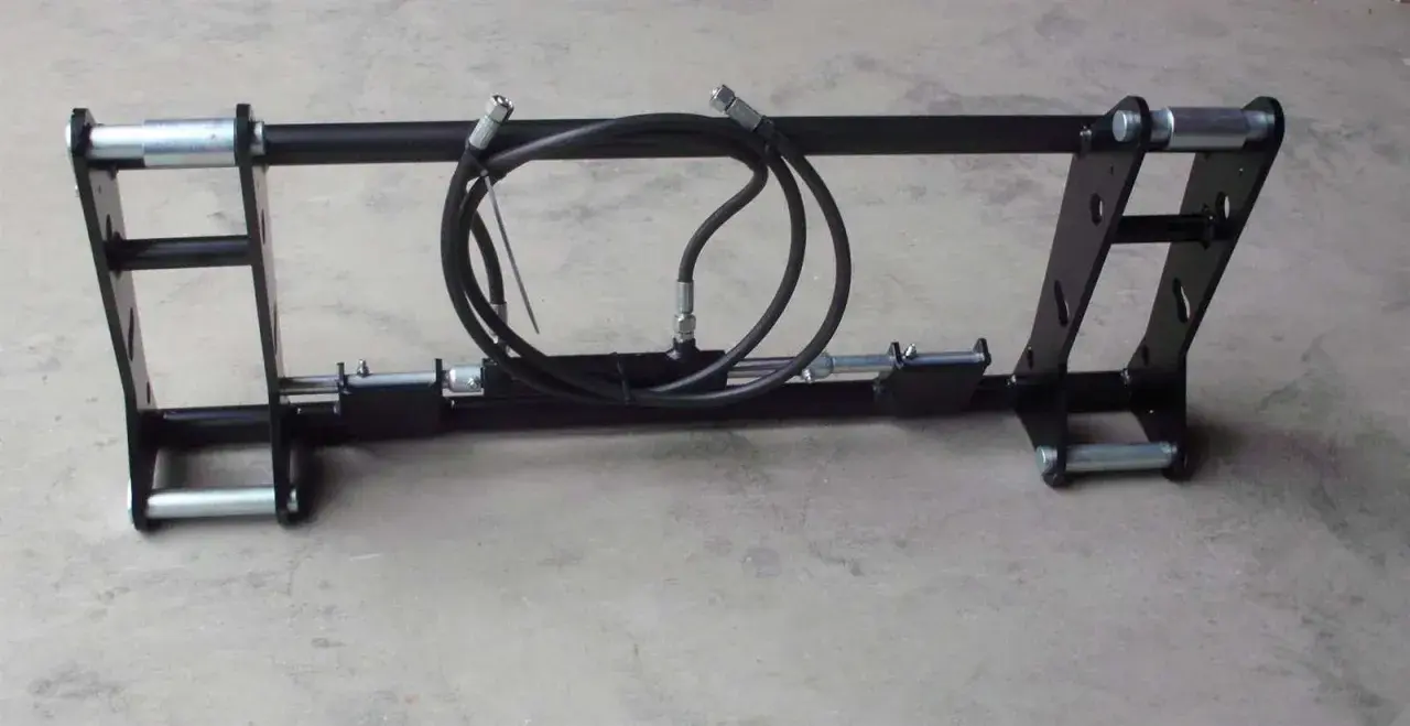 Schwarzer Euro-Aufnahme-Adapter mit Hydraulikschläuchen für Landmaschinen.