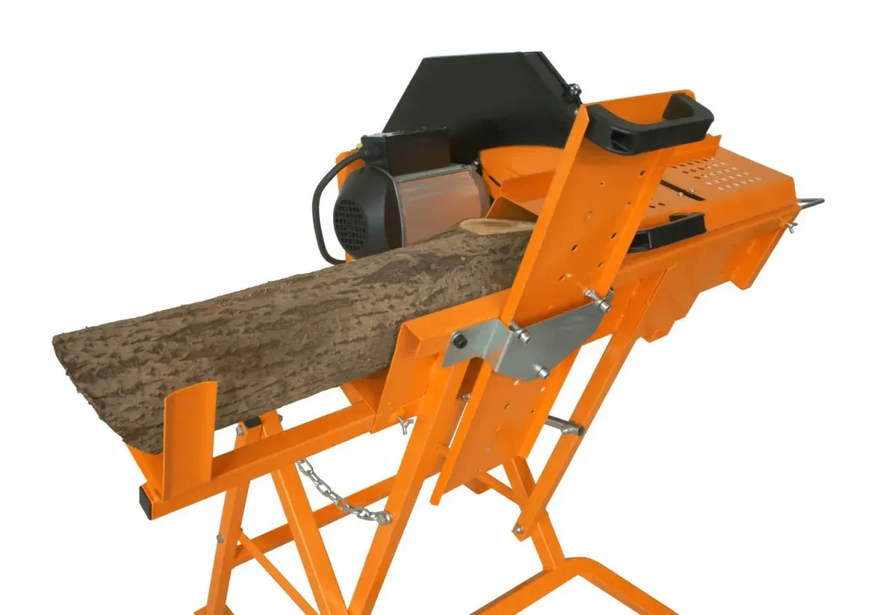 Holzspalter mit einem langen Holzstamm, bereit für die Verarbeitung. Ein Spessart woody 701 für effizientes Arbeiten.