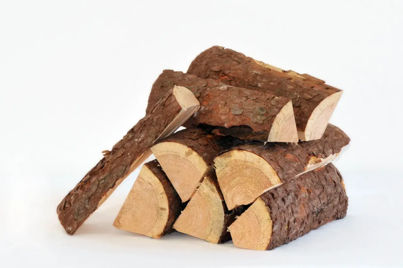 Stapel gespaltenes Fichtenholz, bereit zum Fichtenholz verbrennen. Die Rinde ist rau, das Holz innen hell.