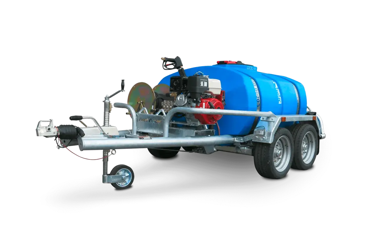 Ein mobiler Hochdruckreiniger Anhänger mit großem blauen Wassertank und leistungsstarkem Motor für professionelle Reinigungsarbeiten.