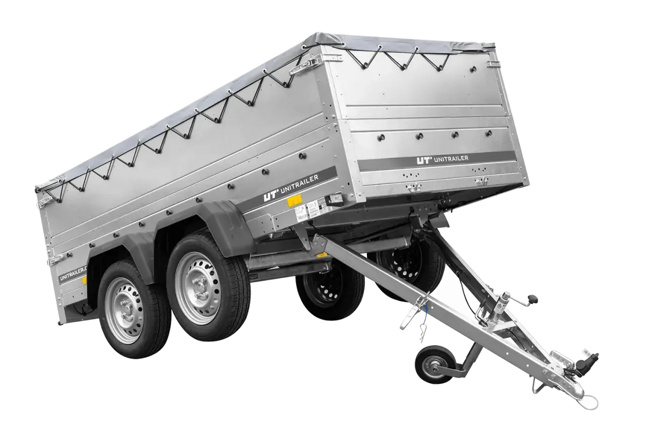 Ein robuster Anhänger mit Plane, ideal für den Transport von Gartengeräten oder Baumaterial.