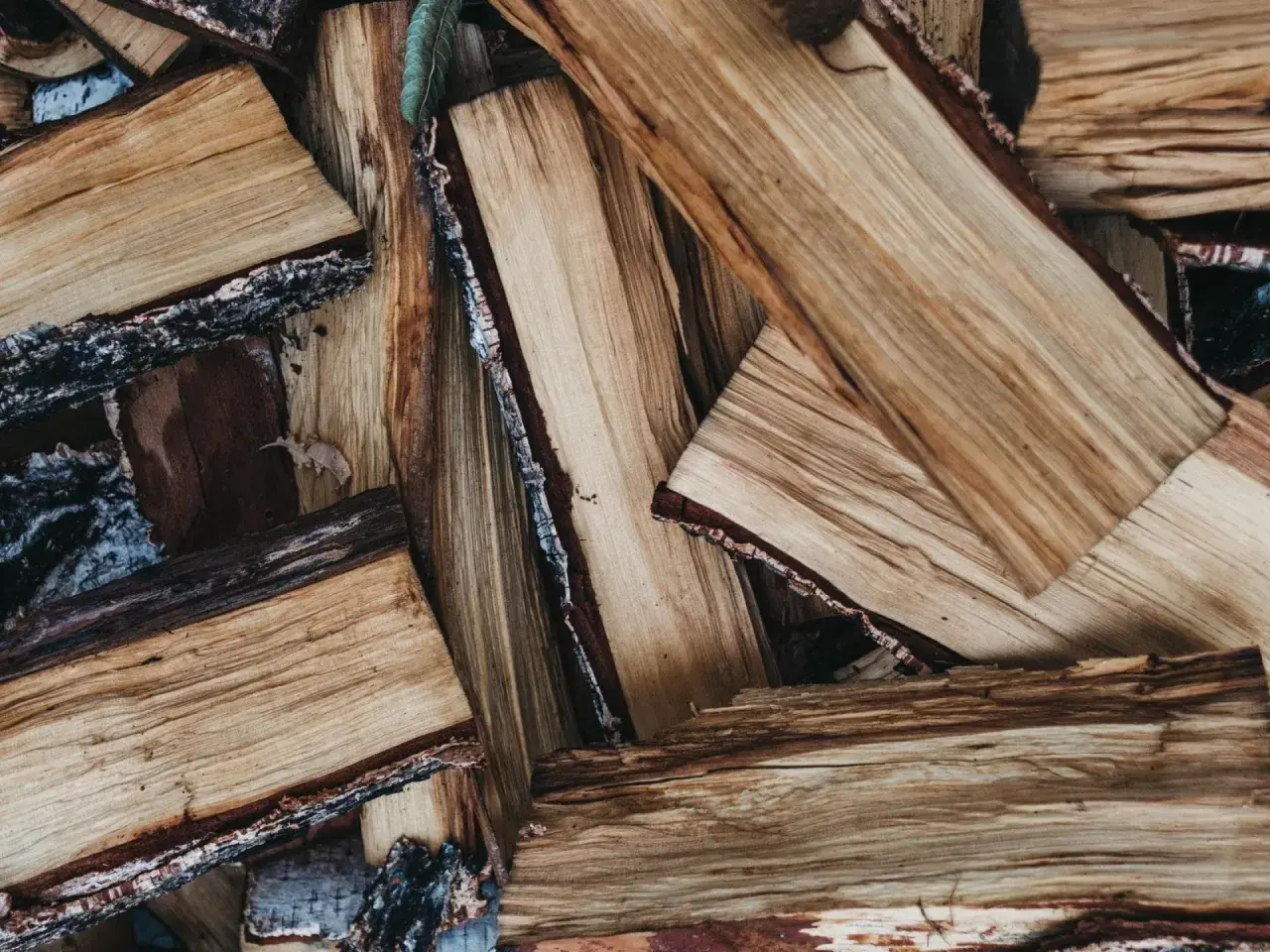 Stapel trockenes Brennholz, bereit für den Kamin. Welches Holz brennt nicht? Dieses hier, wenn es gut getrocknet ist!