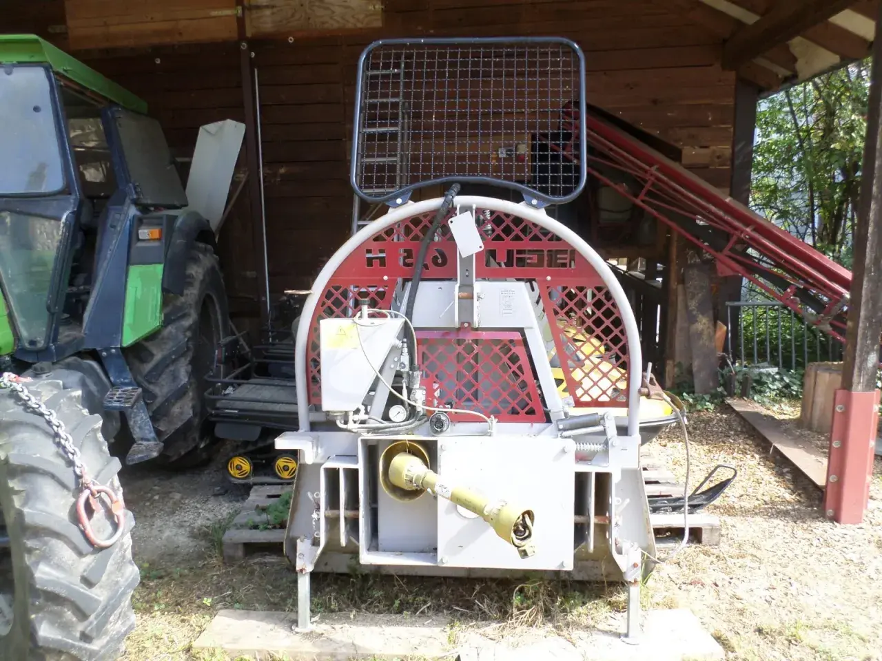 BGU Seilwinde mit Traktor im Hintergrund.